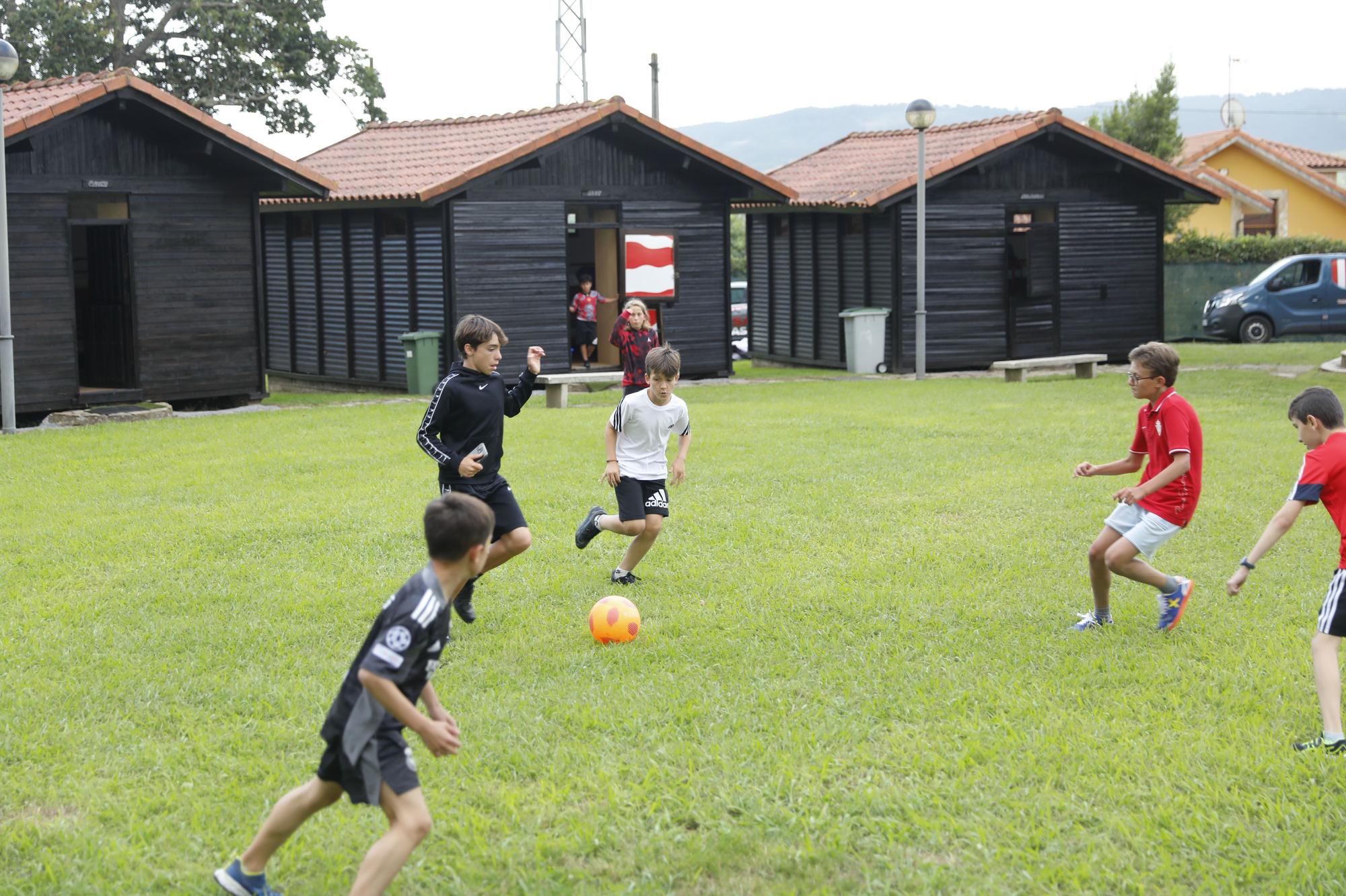 En imágenes: La escuela del fútbol del Sporting recibe a un centenar de jóvenes del primer turno del campus