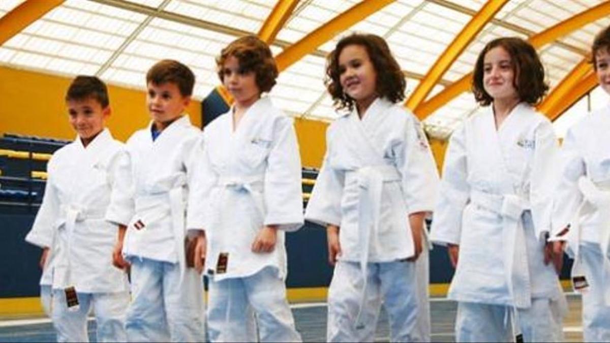 Varios niños en una competición de judo