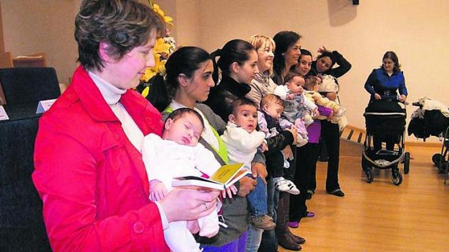 Las madres y sus bebés, ayer, en Posada, con los libros de regalo.