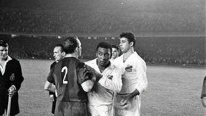 Pelé se despide de Rodri tras el partido disputado en 1963 en el Camp Nou.