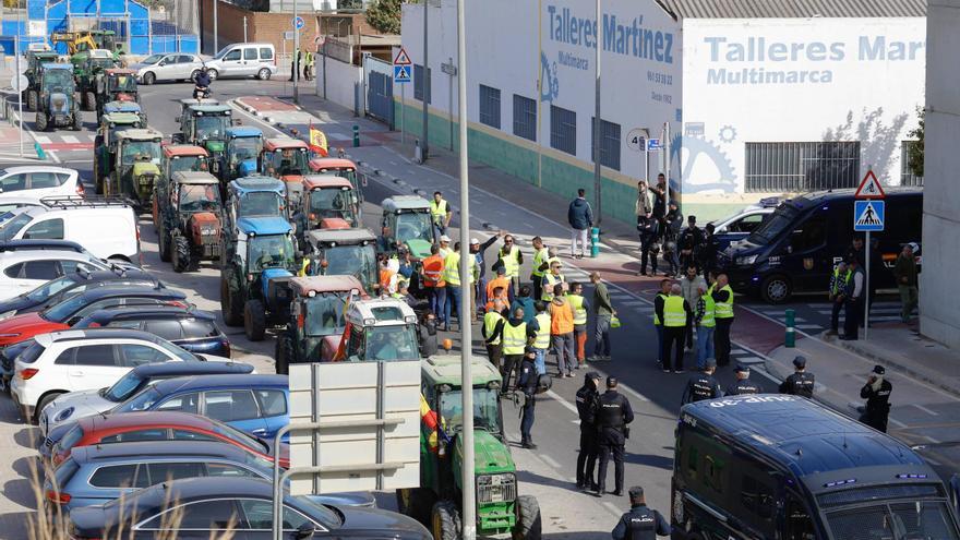 Controles policiales y sanciones frenan las marchas de tractores y cortes de carreteras de los agricultores valencianos