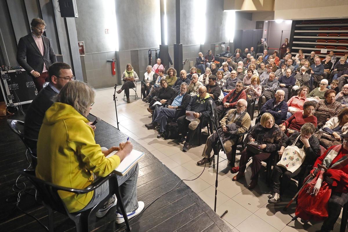 Girona. Teatre Centre Civic Sant Narcis. Reunio oberta de veins i ajuntament per parlar de seguretat. Lluc Salellas. Isaac Sanchez. Sergi Font.
