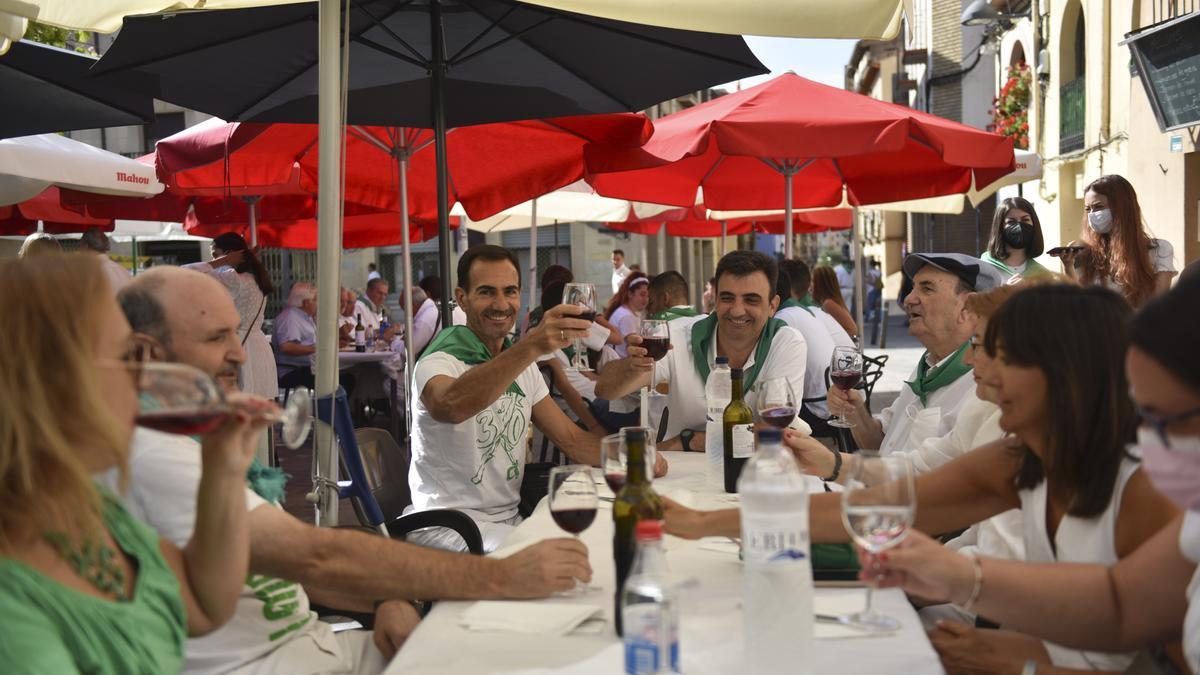 Los oscenses han disfrutado este lunes de los tradicionales almuerzos, aunque no se celebran las Fiestas de San Lorenzo debido a la pandemia