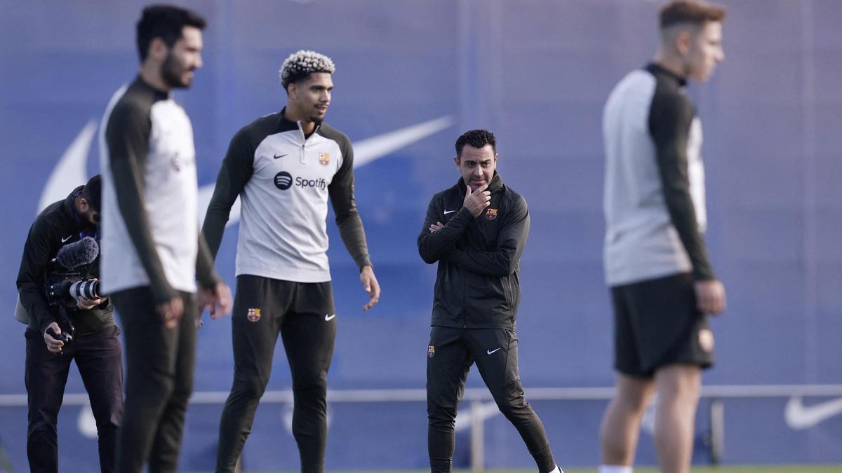 Xavi observa ante Araujo y Gündogan el entrenamiento previo del Barça a su duelo en San Sebastián ante la Real Sociedad.