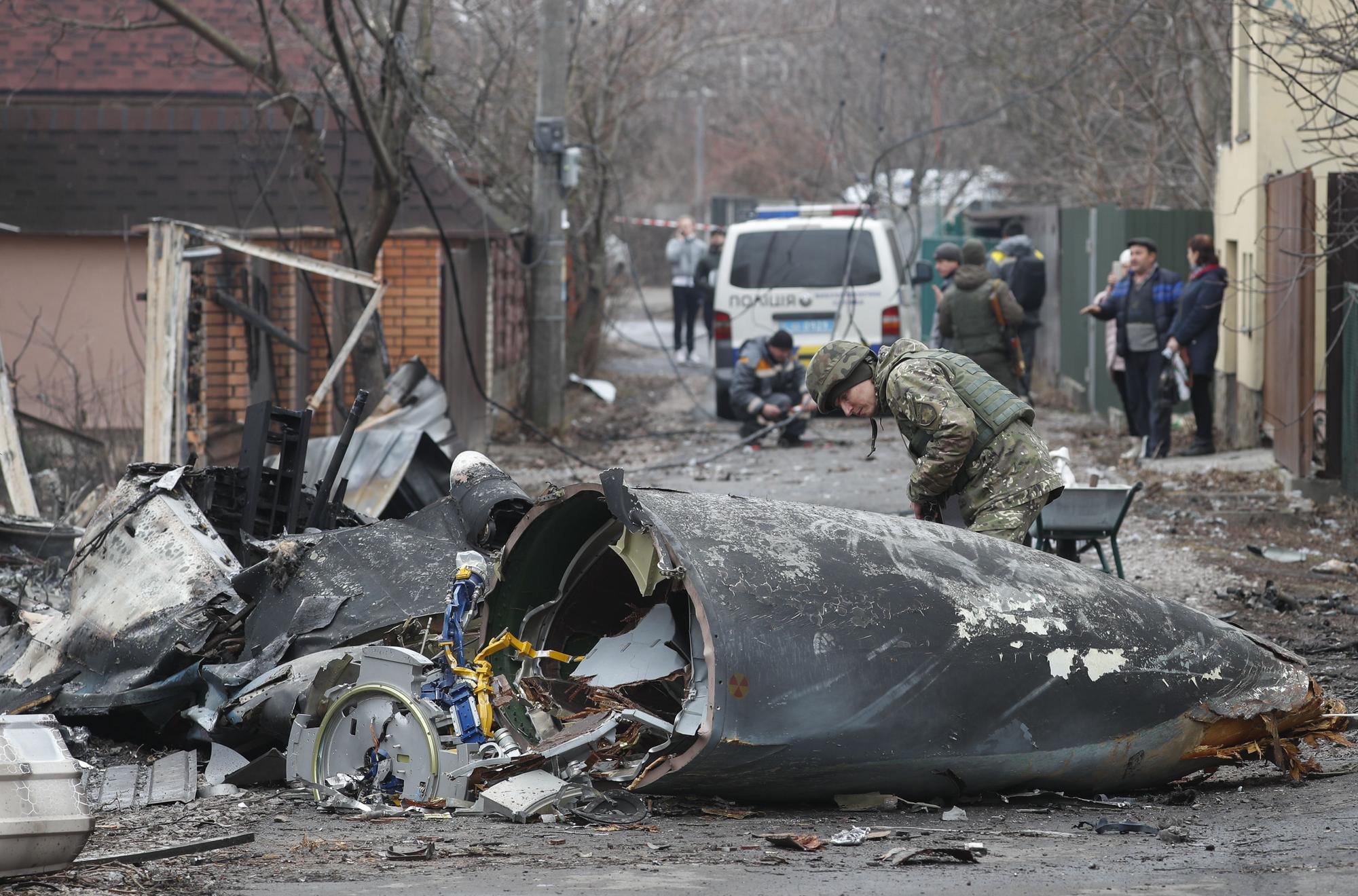 Avion derribado por el Ejército ucraniano en la batalla por Kiev