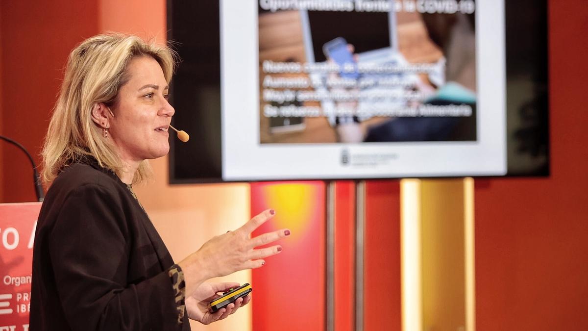 La consejera de Agricultura, Ganadería y Pesca del Gobierno de Canarias, Alicia Vanoostende en el Foro Agroalimentario del Grupo Santander y El Día