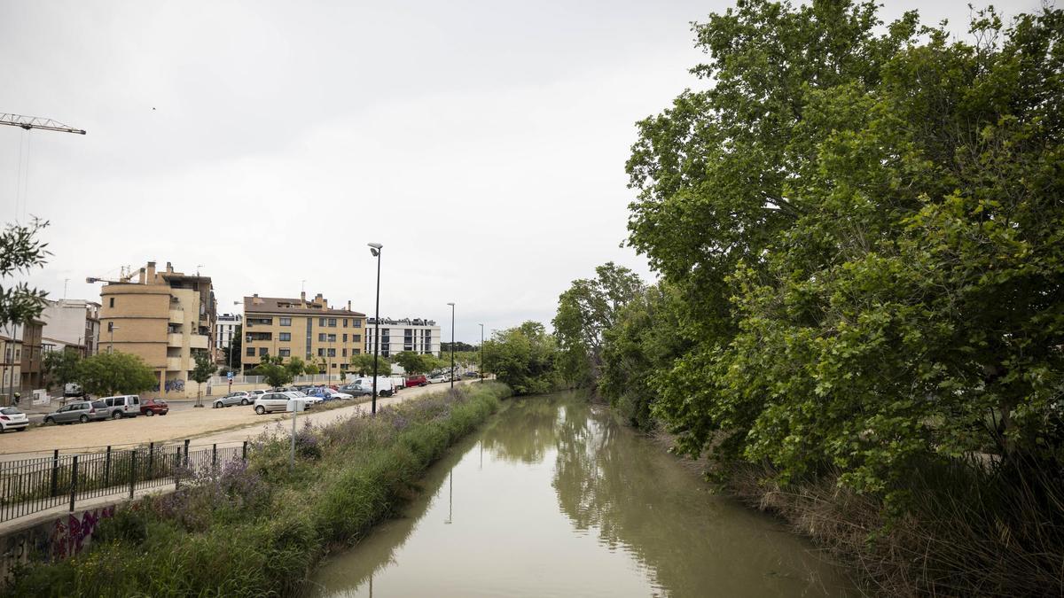 Canal Imperial de Aragón, con Valdefierro a la izquierda.
