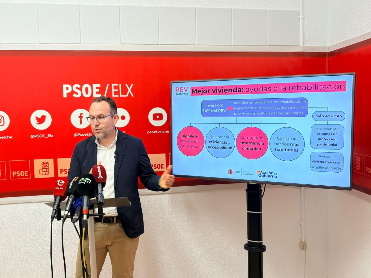 El portavoz del PSOE en Elche, Héctor Díez, presenta las propuestas de su grupo municipal en materia de vivienda