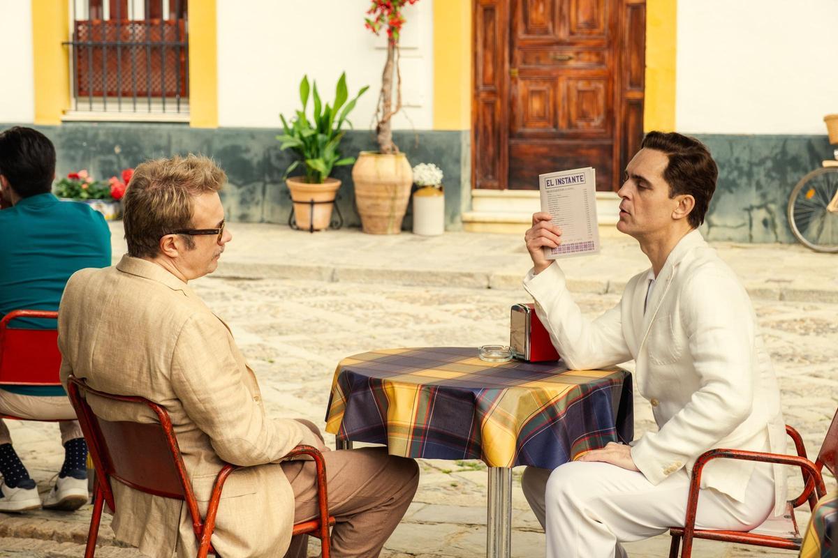 El actor gallego Pedro Alonso, a la derecha, y Tristán Ulloa, en una escena de la serie ‘Berlín y la dama del armiño’