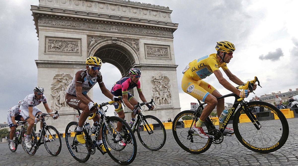 Vincenzo Nibali, guanyador del Tour, passa per l’Arc del Triomf de París, en l’última etapa de la ronda francesa.