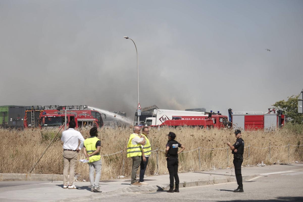 Un incendio de dos camiones provoca un gran fuego en Mercapalma