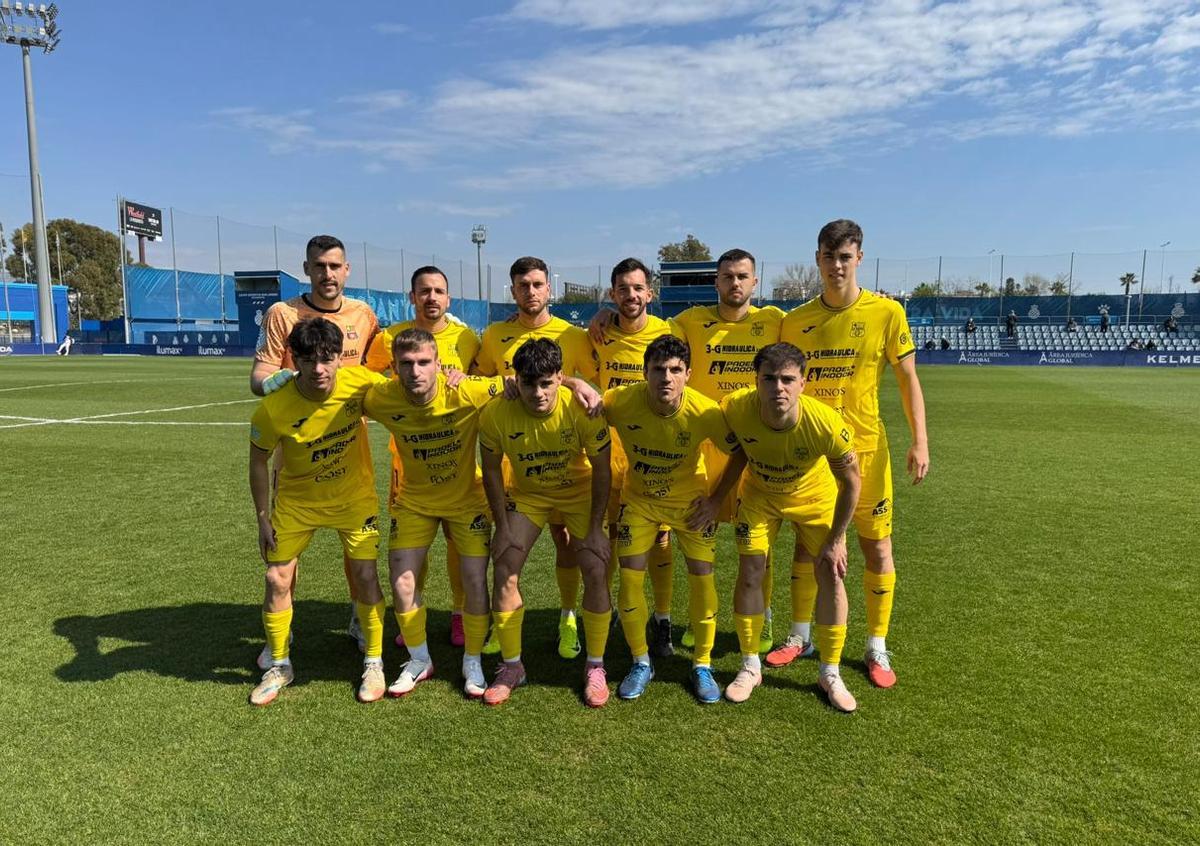 Los jugadores del Poblense, antes del partido del pasado domingo ante el Espanyol B.