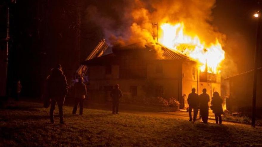 Alarma en Noreña por un aparatoso incendio en una vivienda habitada