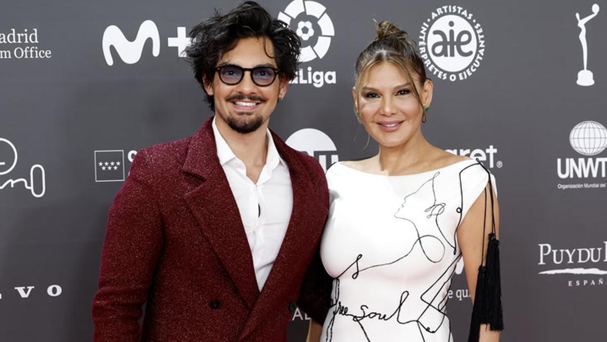 Ivonne Reyes y su hijo en los Premios Platino 2023