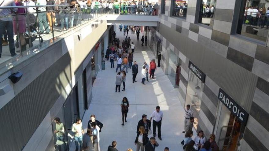 Los primeros visitantes al centro comercial