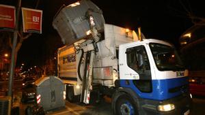 Recogida de basura en Barcelona, de noche.