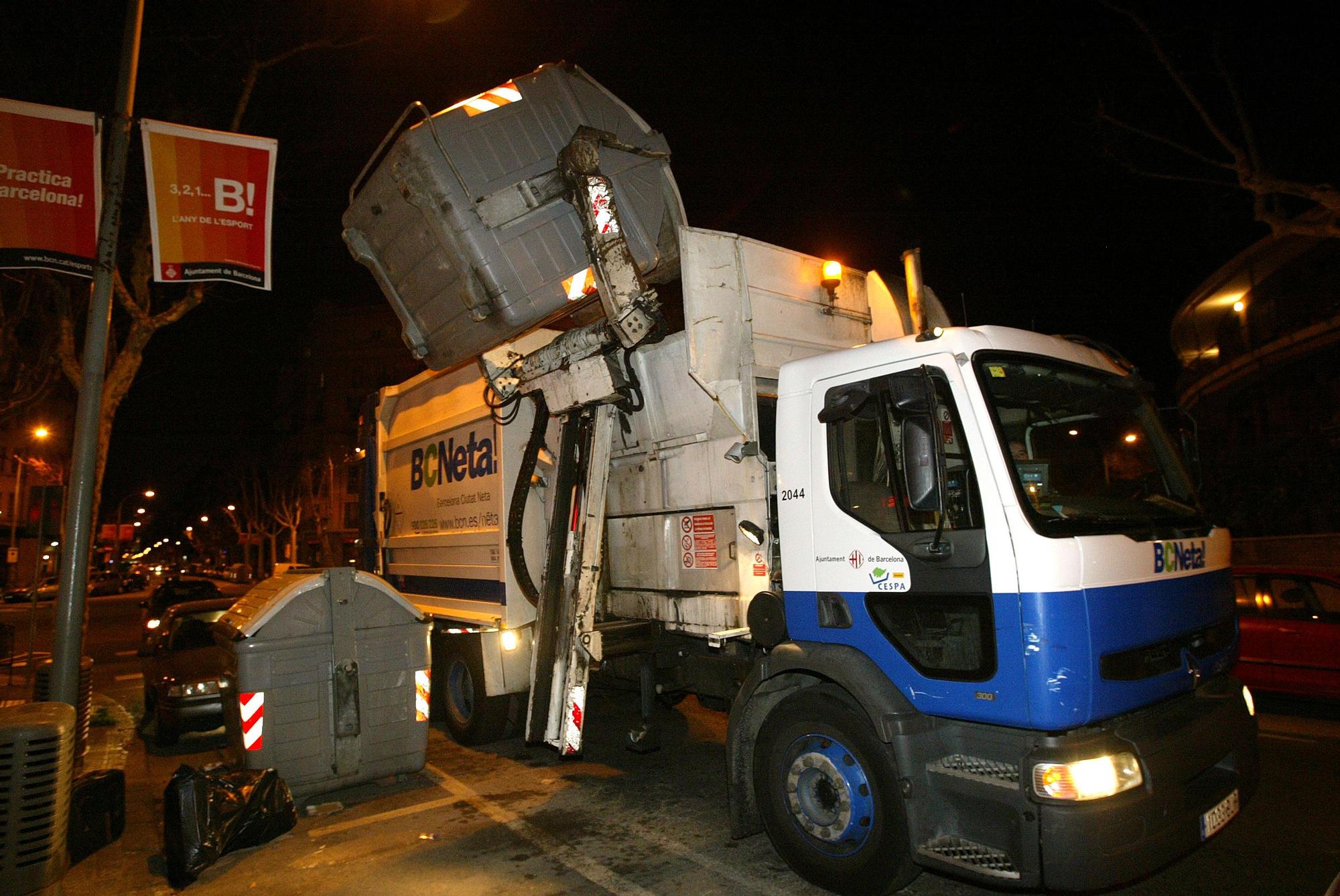 Recogida de basura en Barcelona, de noche