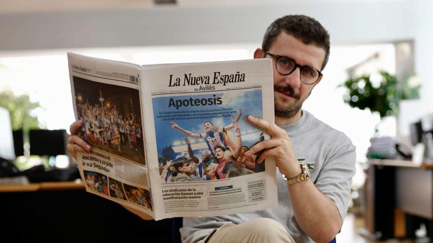 Diego Baeza, en la redacción de LA NUEVA ESPAÑA de Avilés con un ejemplar del día del ascenso del club blanquiazul. |