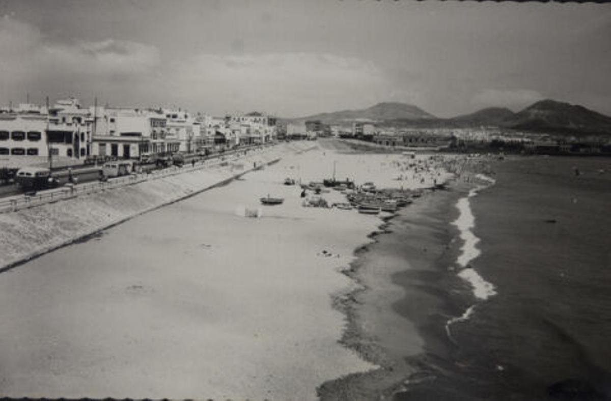 La playa de Las Alcaravaneras en la década de los 50. | Foto volcada por Gretel Morales Lavandero el 05/12/2025 17:43
