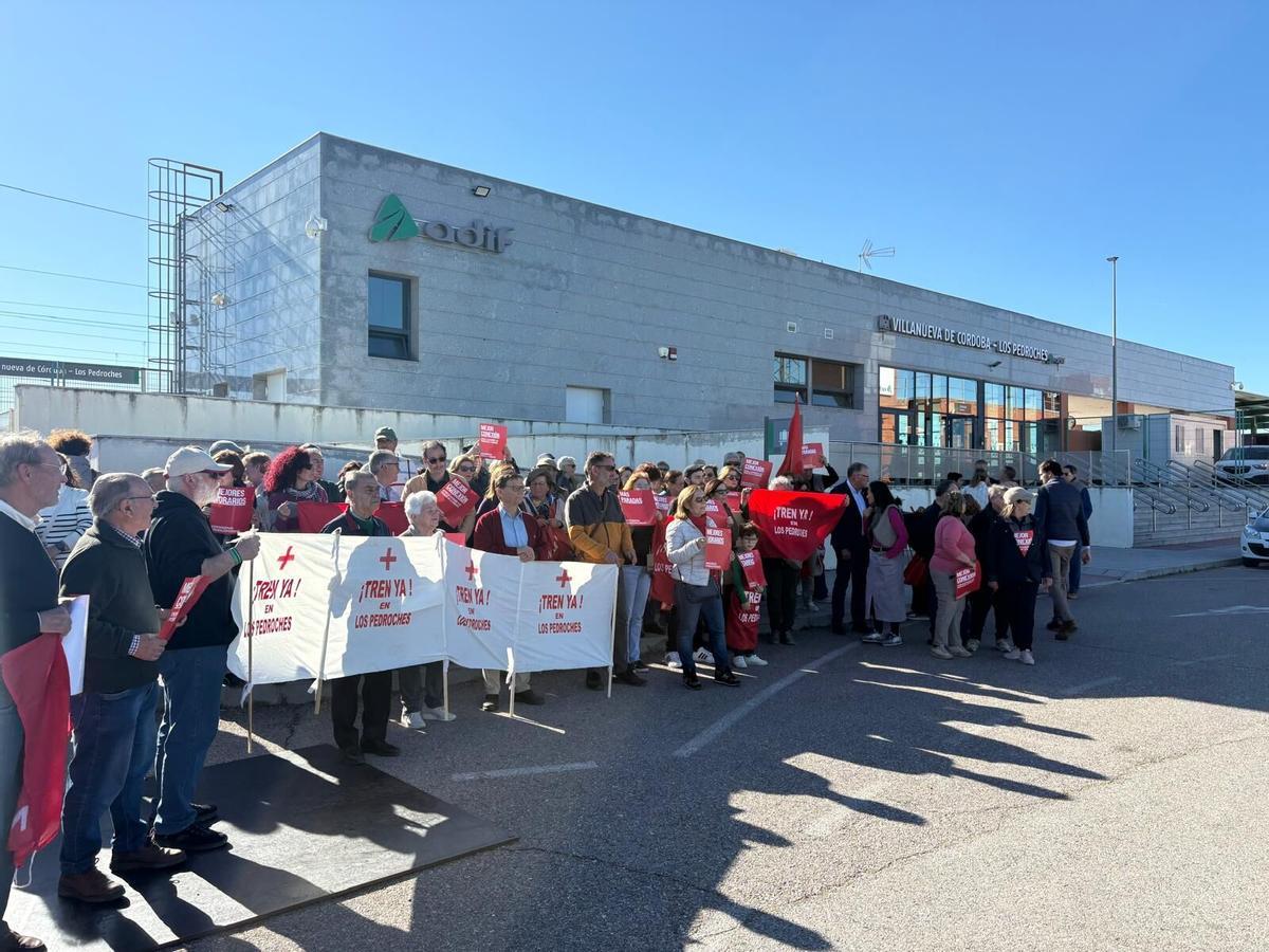 Protesta de la plataforma Que pare el tren en Los Pedroches ante la estación de Villanueva de Córdoba.