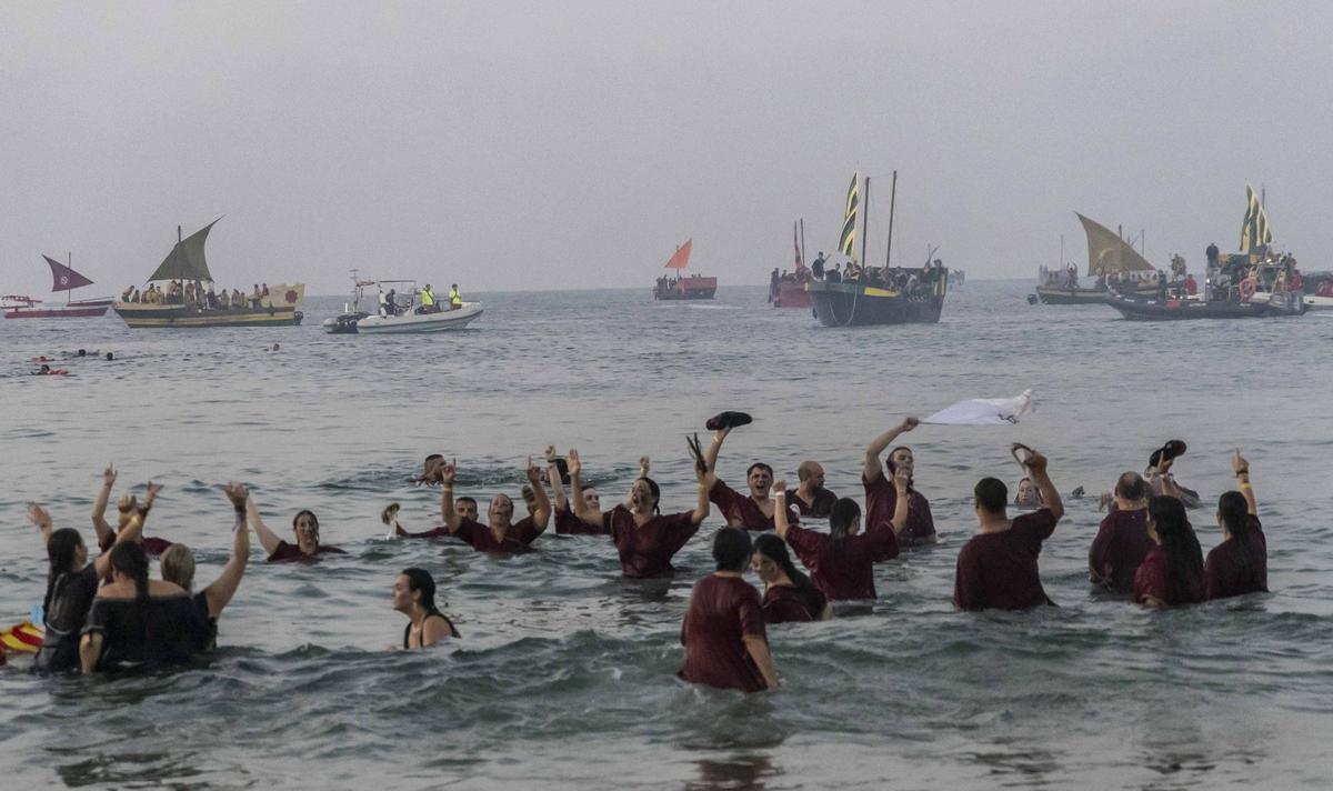 El Desembarco llena de épica la costa de La Vila