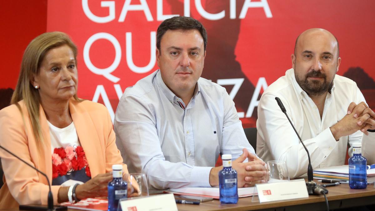 Valentín Gonzalez Formoso (centro) junto a Carmela Silva y José Manuel Lage durante las declaraciones a los medios