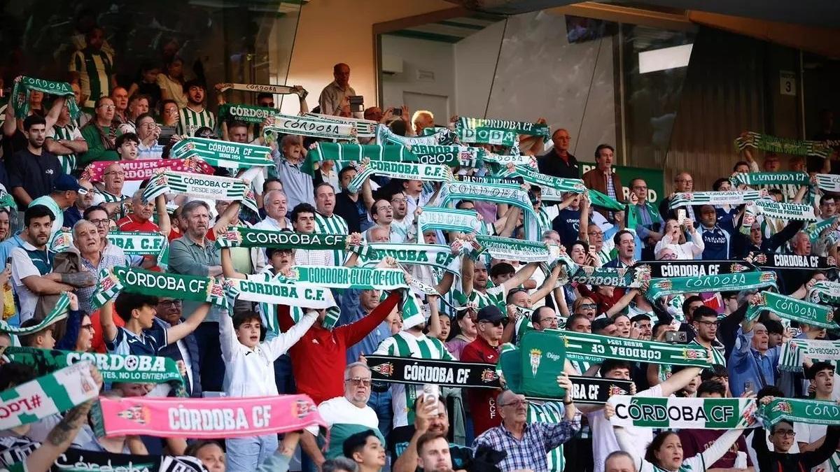 Un grupo de aficionados anima al Córdoba CF en el Bahrain Victorious Nuevo Arcángel.