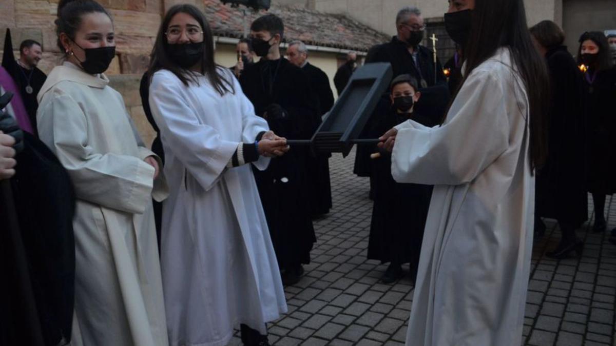 Varias niñas preparándose para iniciar la procesión de Las Tinieblas. / E. P.