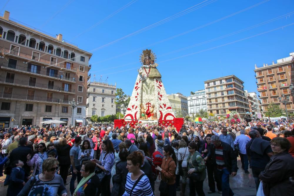 Miles de personas han acudido este lunes a visitar a la Virgen de los Desamparados