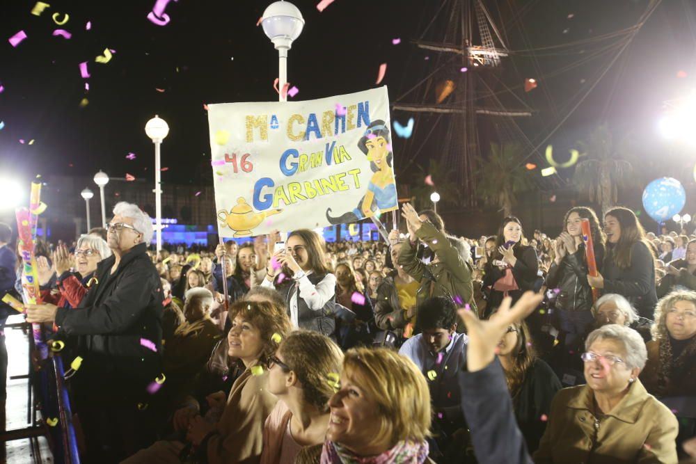 Las candidatas a Bellea del Foc lucen en la Gala del Puerto con el apoyo de familiares y comisionados