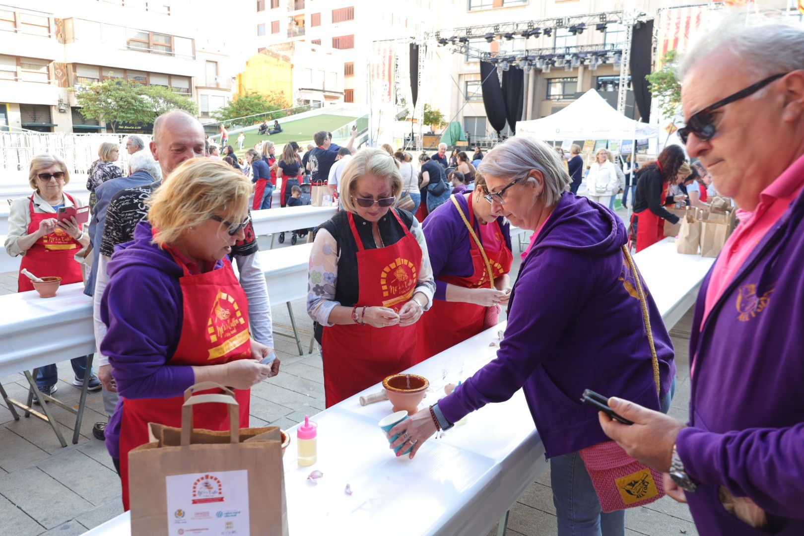 FOTOGALERÍA I Las imágenes de la Nit de la Xulla y del encuentro de elaboración de allioli de las fiestas de Vila-real