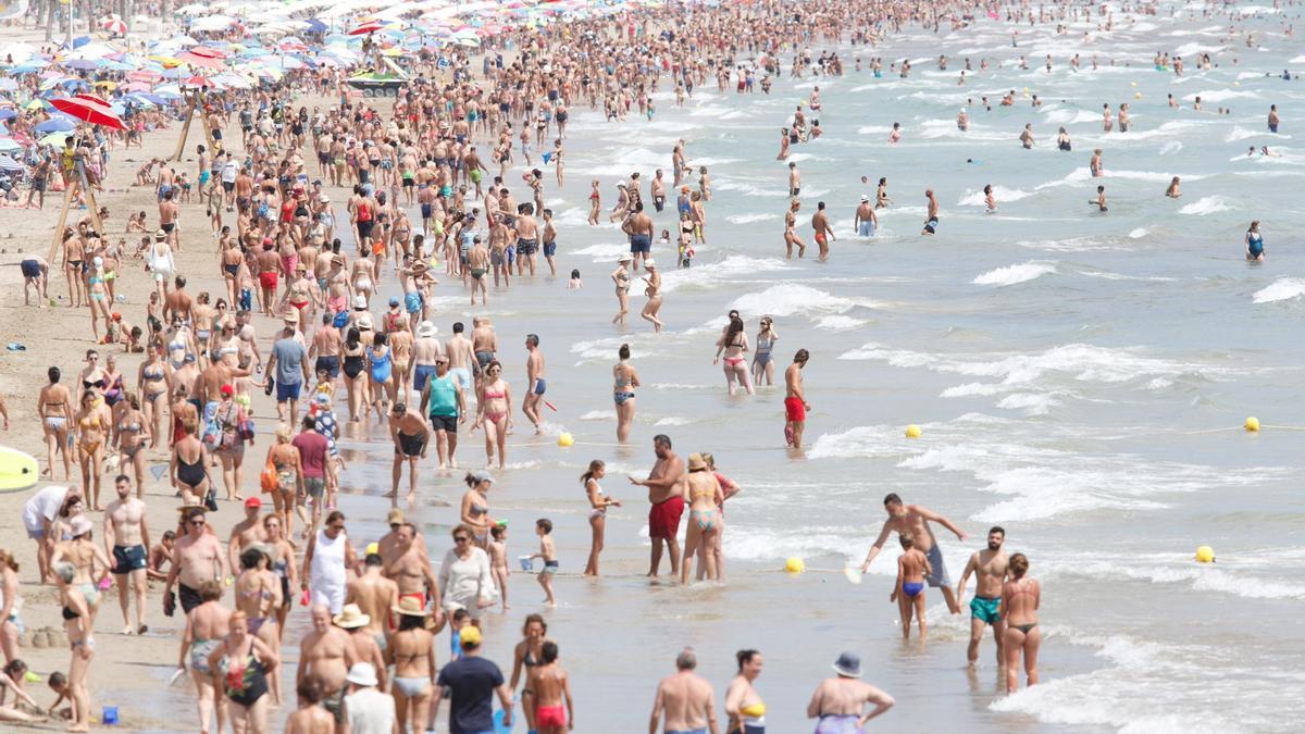 Playa de San Juan al completo en el inicio del mes de agosto.