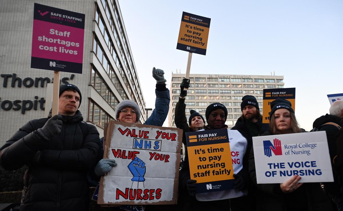 Enfermeras del sistema público de salud británico (NHS, por sus siglas en inglés), protestan frente al Hospital St. Thomas, en Londres.