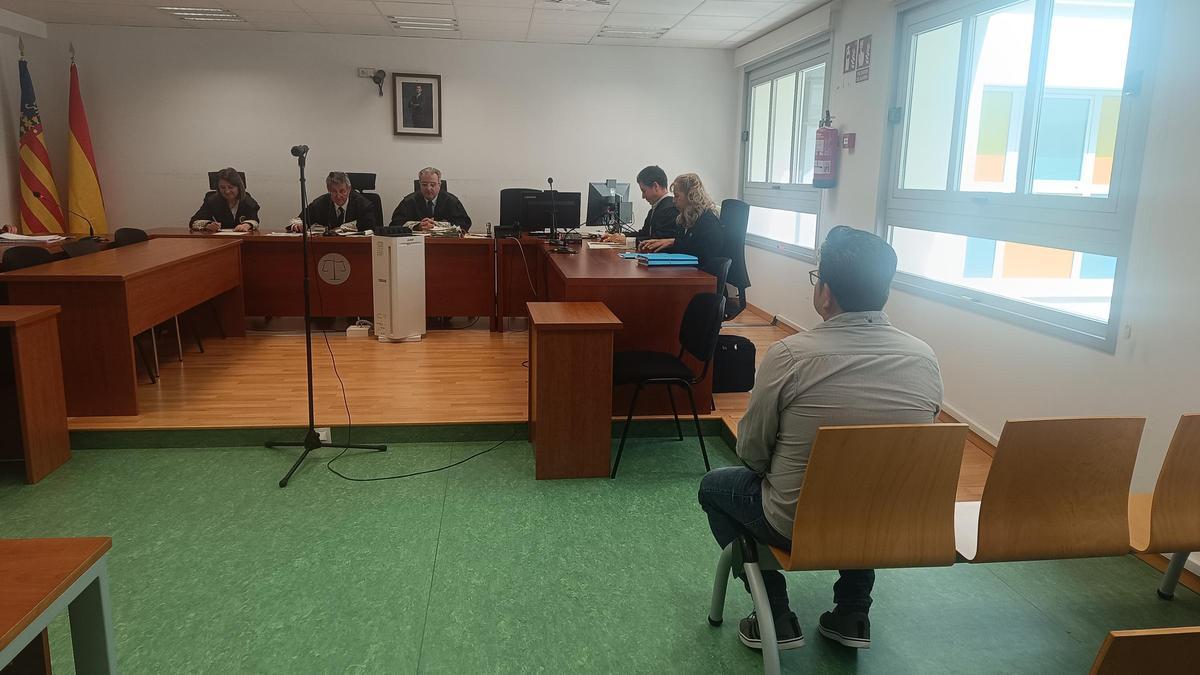 El acusado sentado de espaldas en el banquillo este martes en la Audiencia.