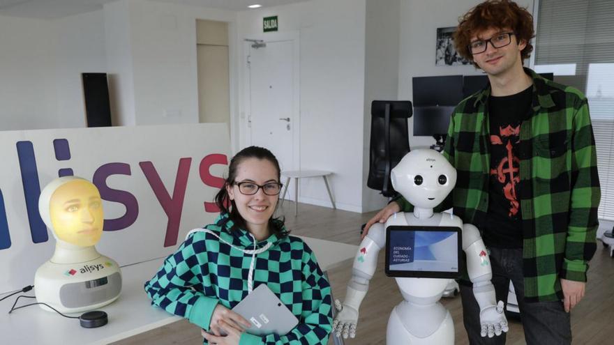 Eva González y Pablo Fidalgo, ayer, junto a los robots «Furhat» y «Pepper» en las instalaciones de Alisys. | Juan Plaza