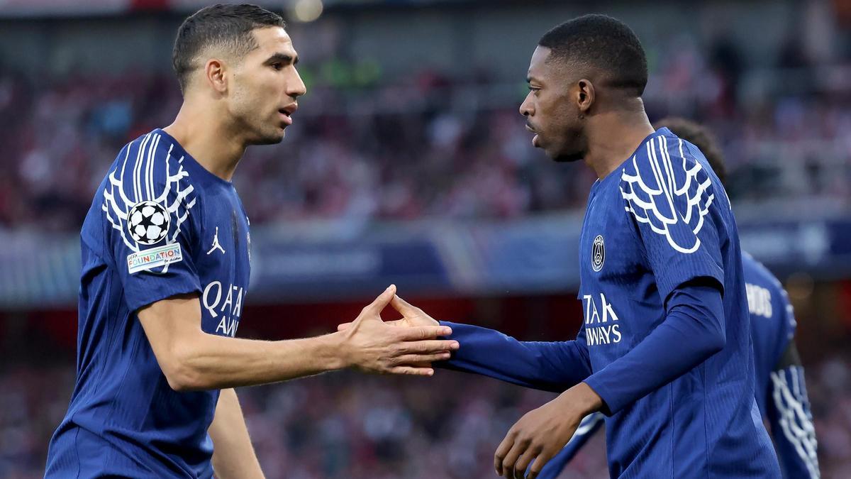 Achraf Hakimi y Ousmane Dembélé celebran el gol del PSG.