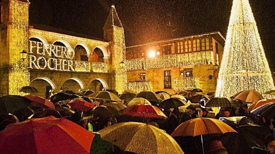 Momento del encendido de las luces de Puebla de Sanabria.