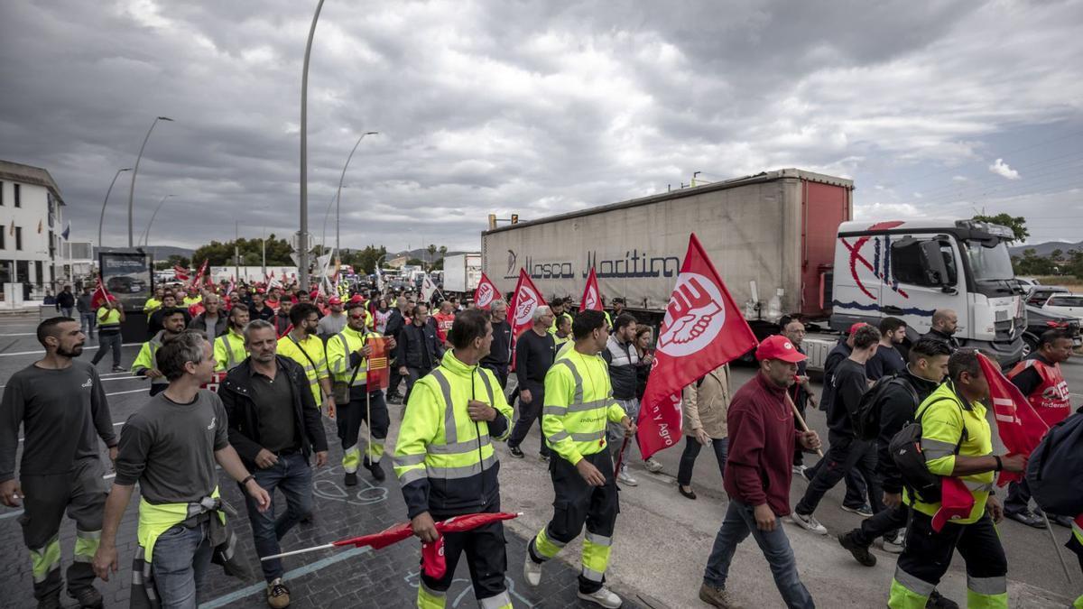 Etwa 200 Arbeiter der Metallbranche marschierten am Dienstag (16.5.) durch das Industriegebiet Can Valero in Palma.