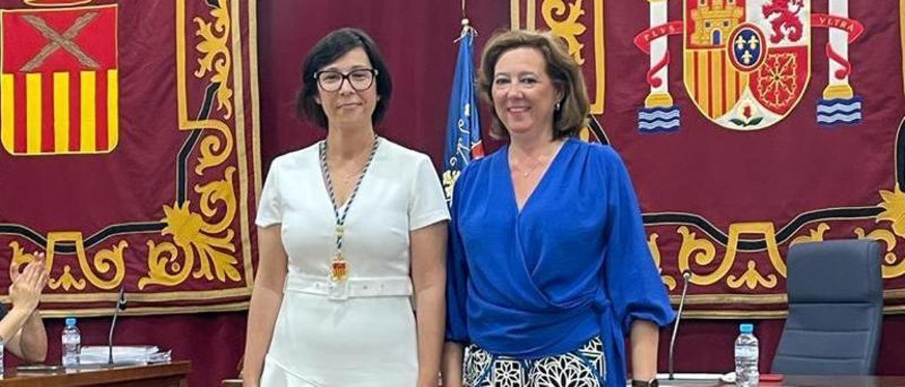 María Aroha González Alonso, nueva concejala de Desarrollo Económico, y María Gómez, alcaldesa de Almoradí