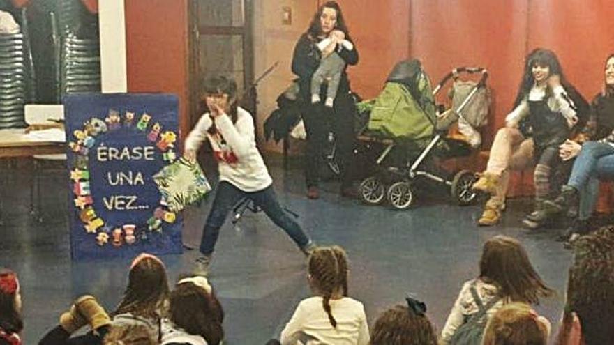 Una niña participa en la narración de uno de los cuentos.