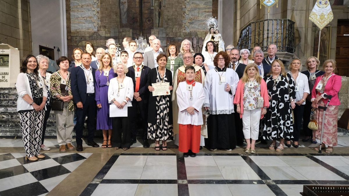 La Cofradía del Carmen de Gijón exhibe fuerza (en imágenes)