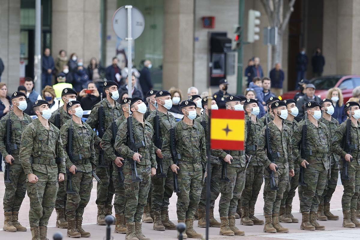 Izado de l bandera de España en Córdoba