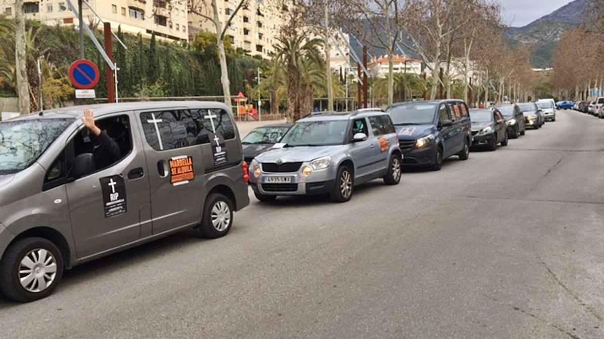 Pequeños empresarios de Marbella recorren con una caravana de cien vehículos el centro urbano para exigir ayudas.