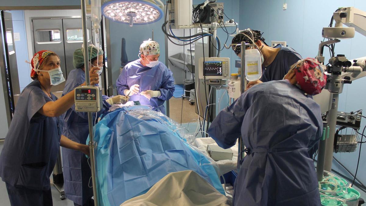 Intervención quirúrgica en uno de los quirófanos del hospital de Alzira, en una imagen de archivo.