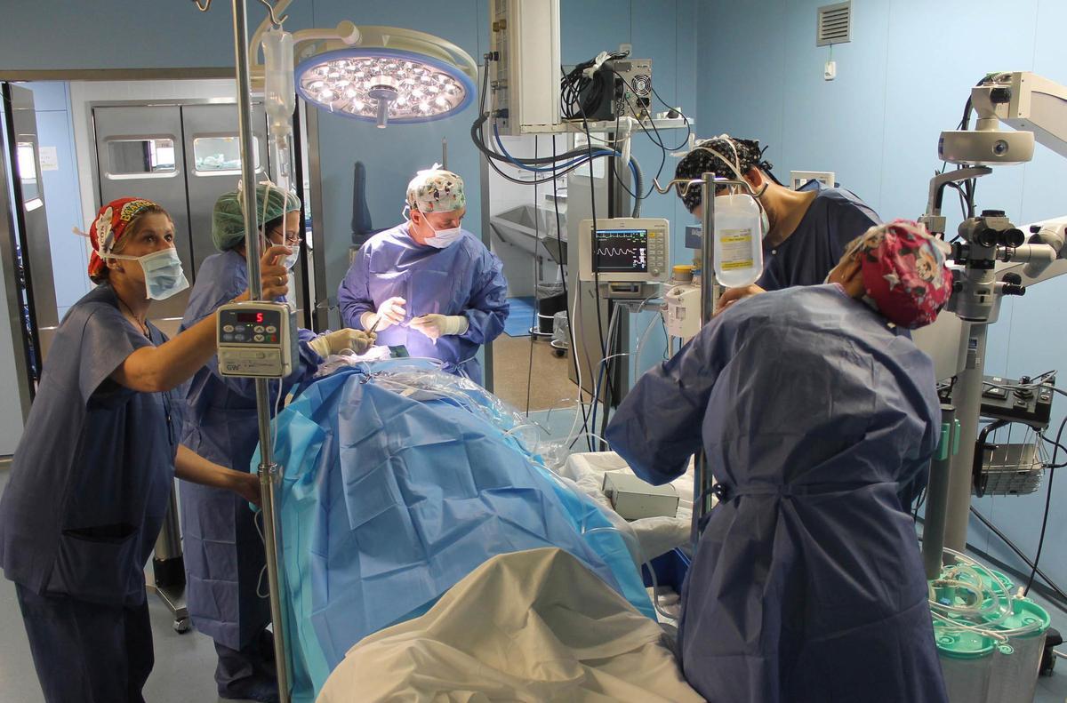 Intervención quirúrgica en uno de los quirófanos del hospital de Alzira, en una imagen de archivo.