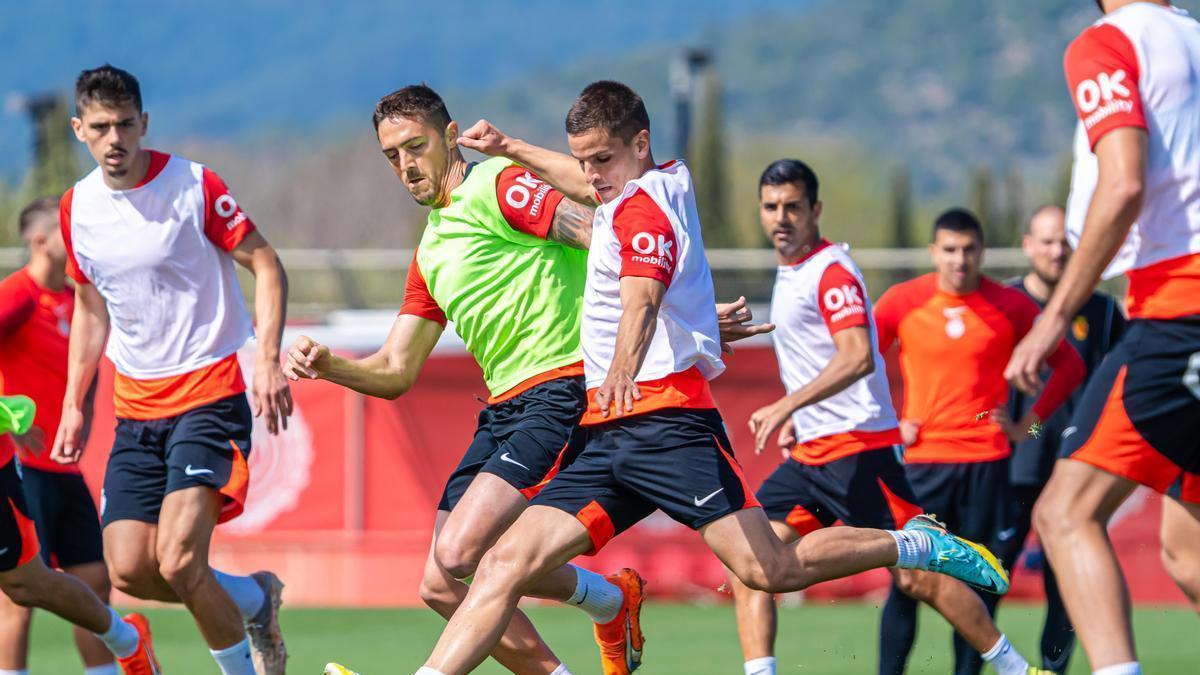 Galarreta dispara a puerta ante la presión de Raíllo en un entrenamiento.