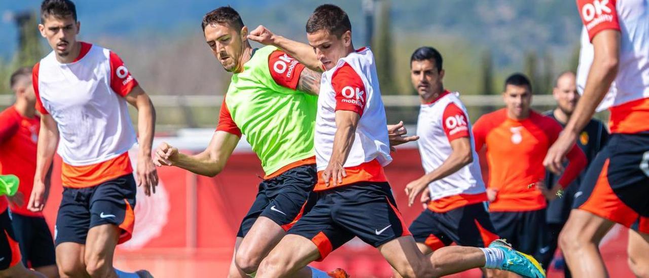 Galarreta dispara a puerta ante la presión de Raíllo en un entrenamiento.