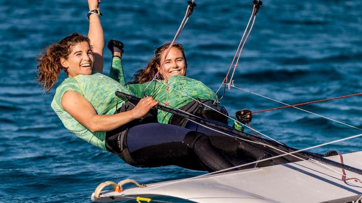 Martine Grael (li.) und Kahena Kunze sind die besten Seglerinnen in der 49er-Jolle. Hier segeln sie durch die Bucht von Palma.  | FOTO: PRIVAT