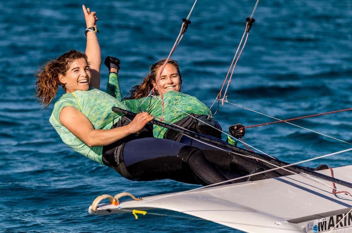 Martine Grael (li.) und Kahena Kunze sind die besten Seglerinnen in der 49er-Jolle. Hier segeln sie durch die Bucht von Palma.  | FOTO: PRIVAT