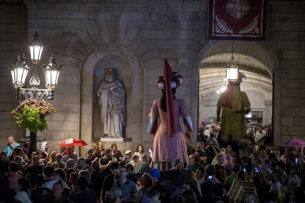 Los ‘gegants’ se dirigen al interior del Ajuntament al suspenderse, a consecuencia de la lluvia, los actos de inicio de las fiestas de la Mercè en la plaça Sant Jaume